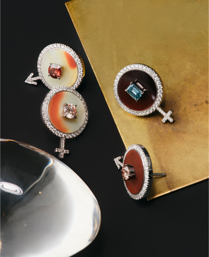 Deux modèles de boucle d'oreille Venus & Mars en diamants de synthèse sur fond noir