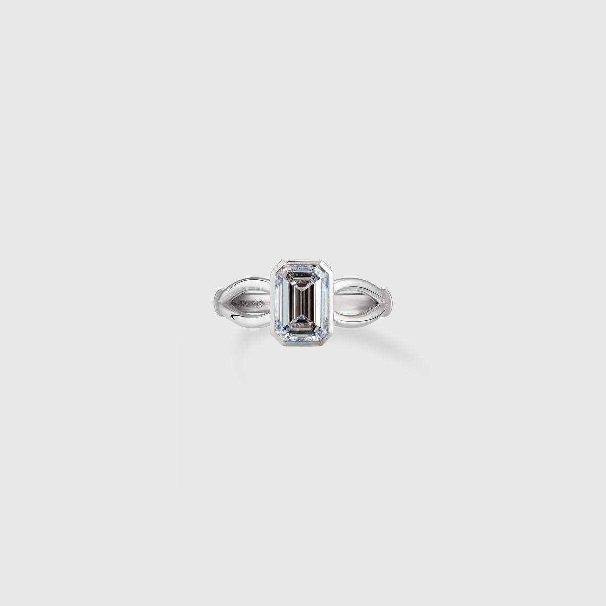 Amoretto Emerald Solitaire - white gold