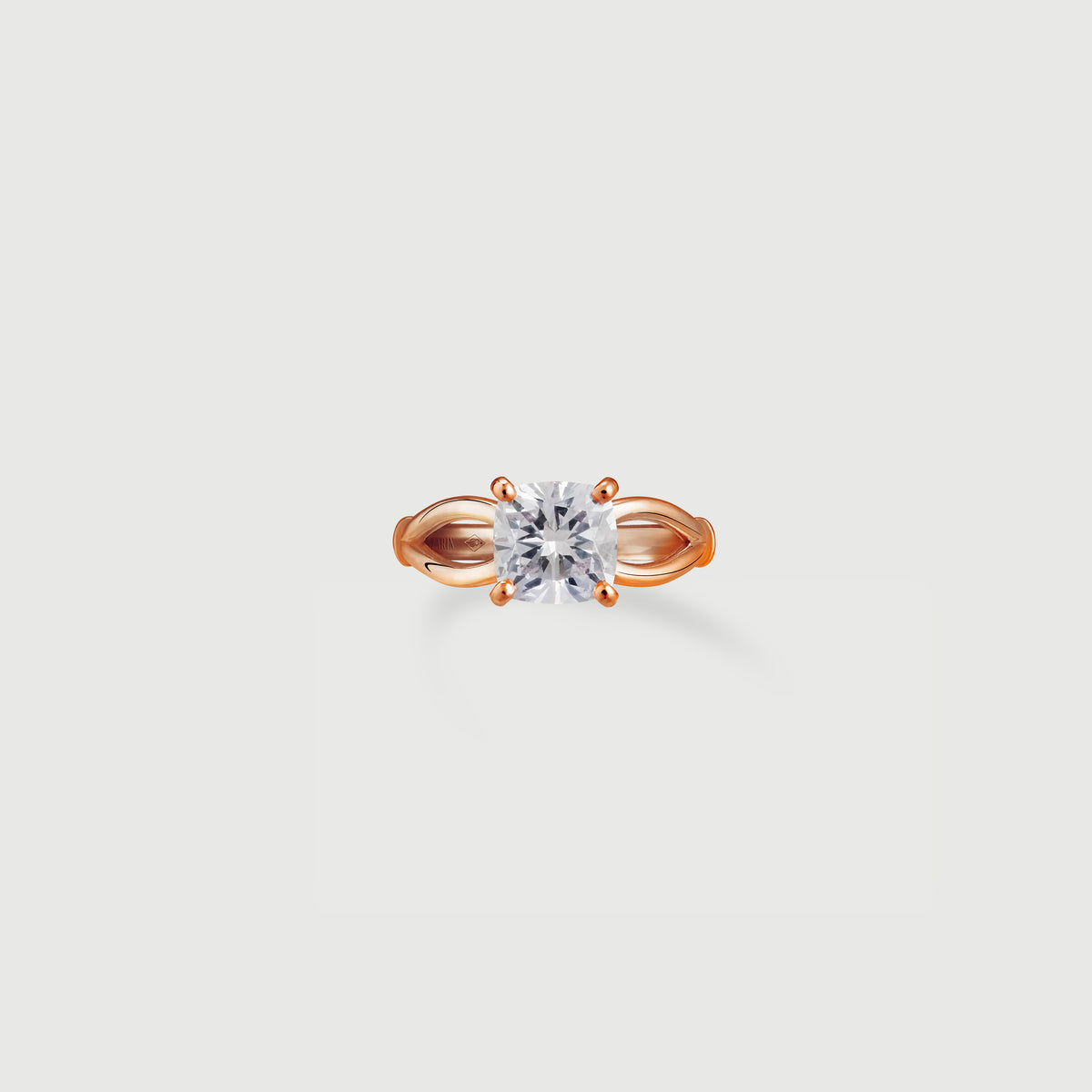 Solitaire Amoretto Cushion - Red gold