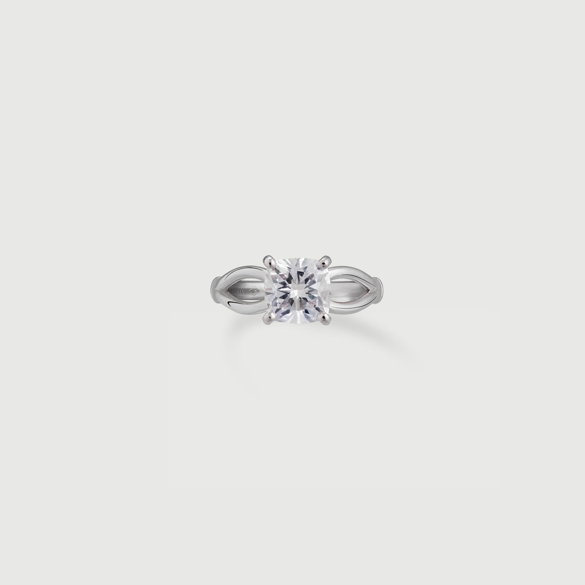 Solitaire Amoretto Cushion - white gold