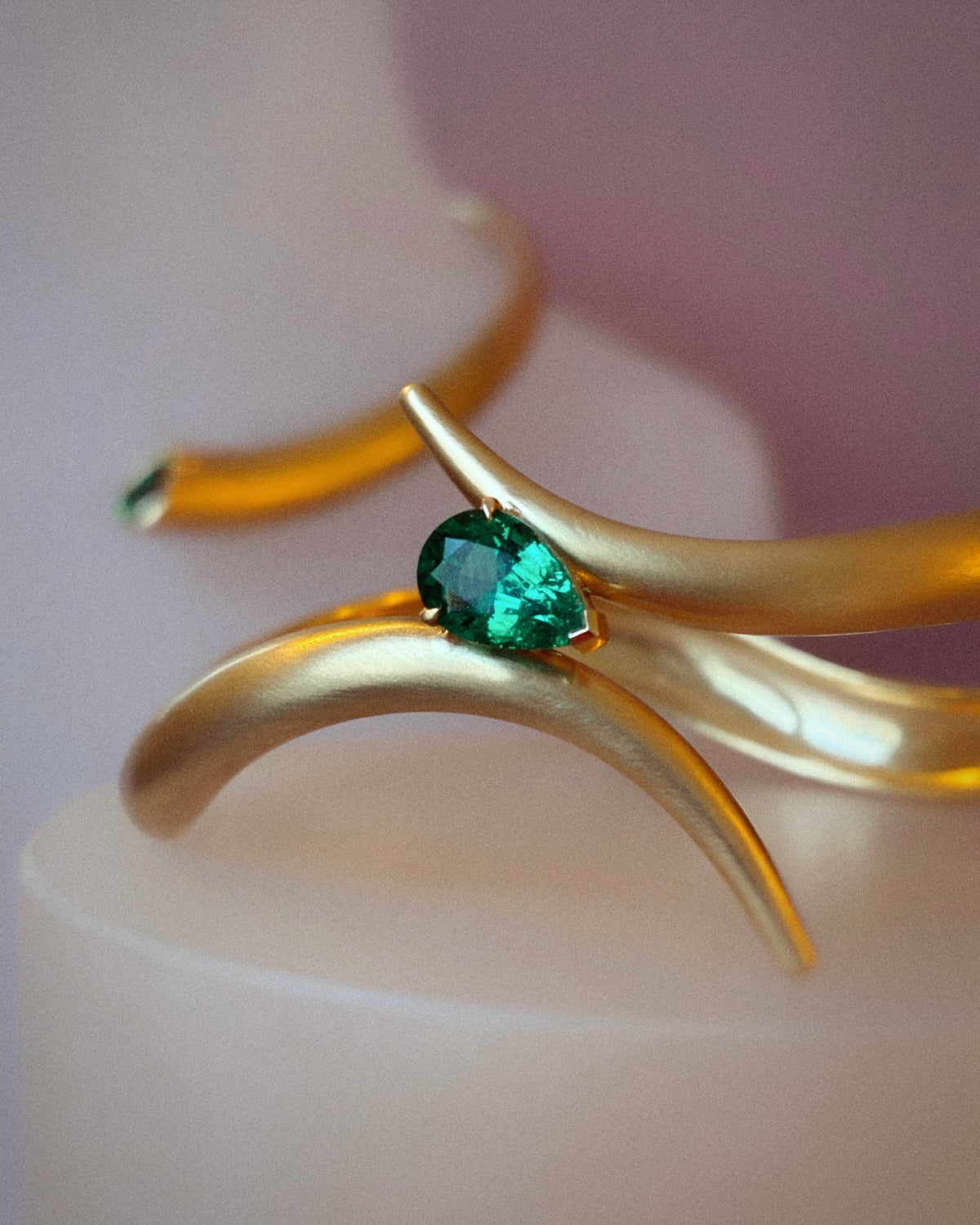 The symbolism of emerald green: meaning and history
