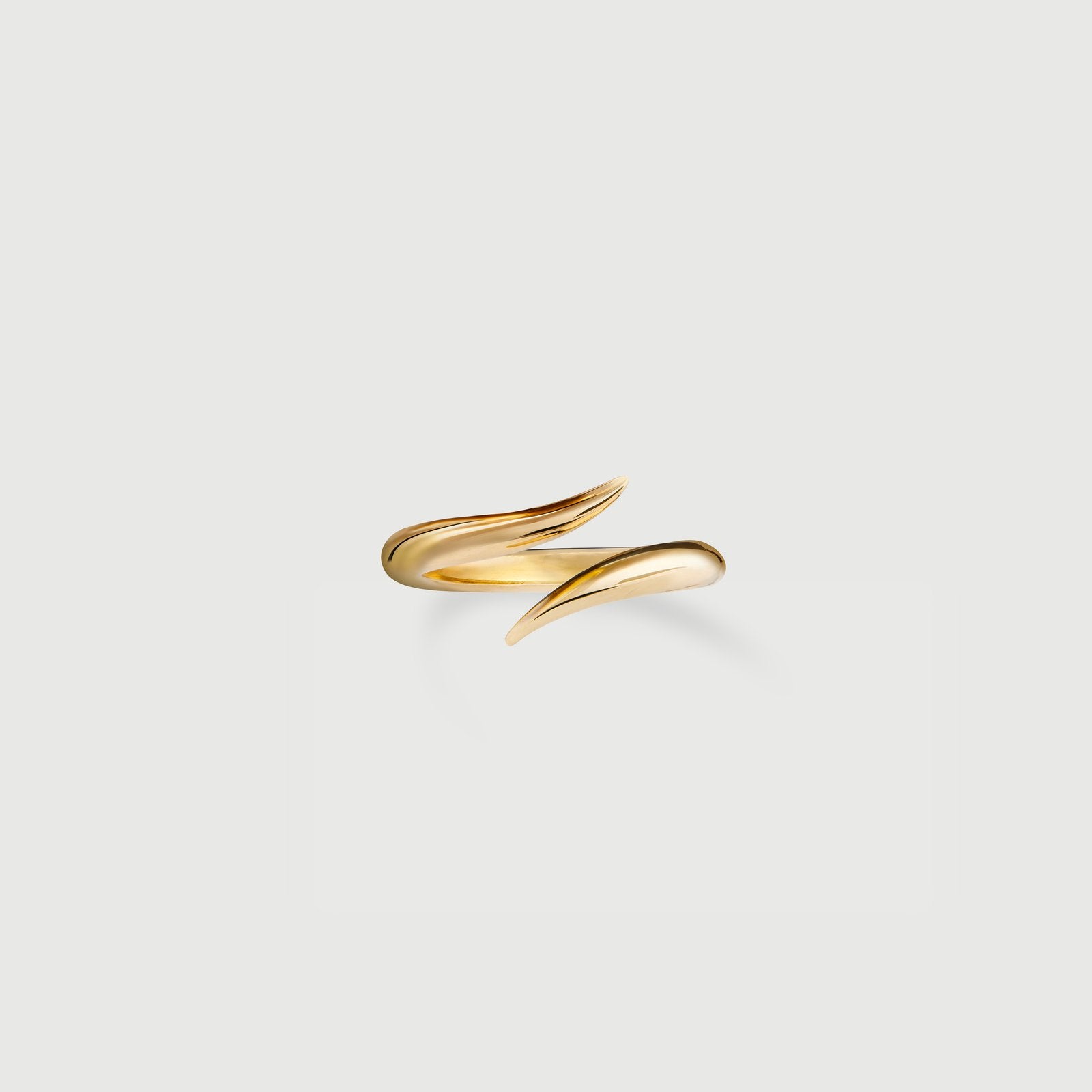 Découvrez la bague Eboris en or jaune, une courbe pure, pensée pour être portée seule ou multipliée.