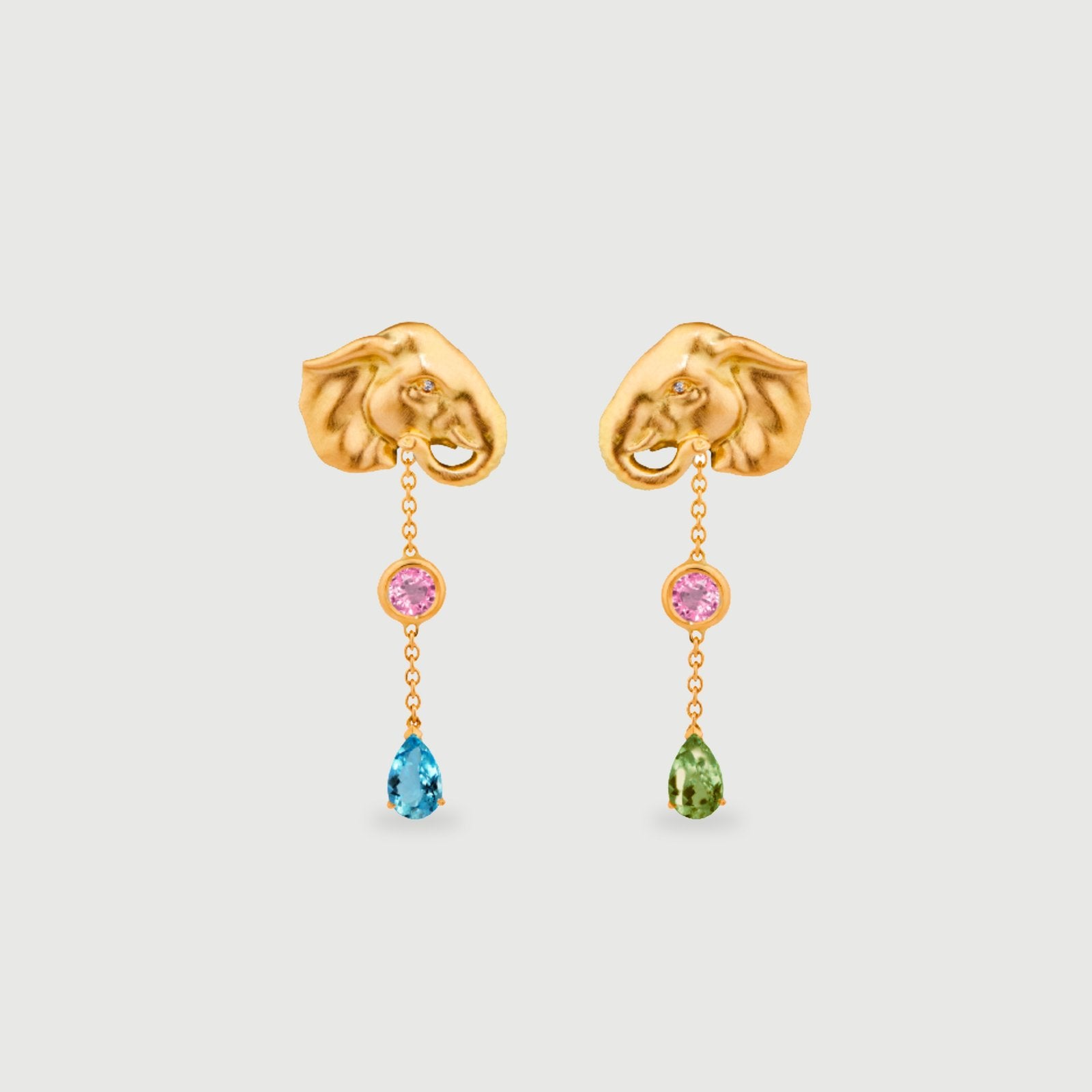 Découvrez la paire de boucles d'oreilles Fancy Elephant, sculptée d'une tête d'éléphant en or et sertie de pierres précieuses.